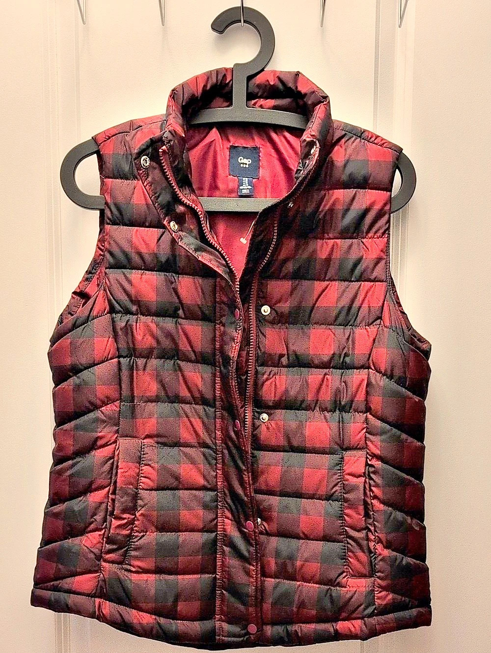 Gap Buffalo Plaid Quilted Puffer Vest Red & Black Medium